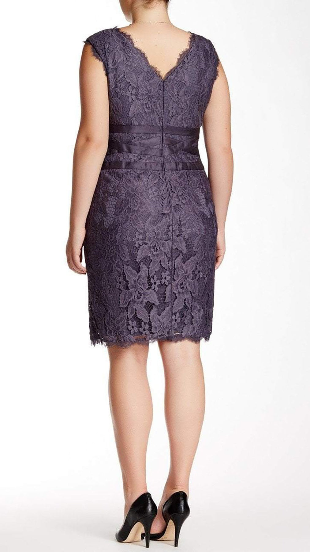 Adrianna Papell - 41905221 V-Neck Lace Ribbon Cocktail Dress in Doe