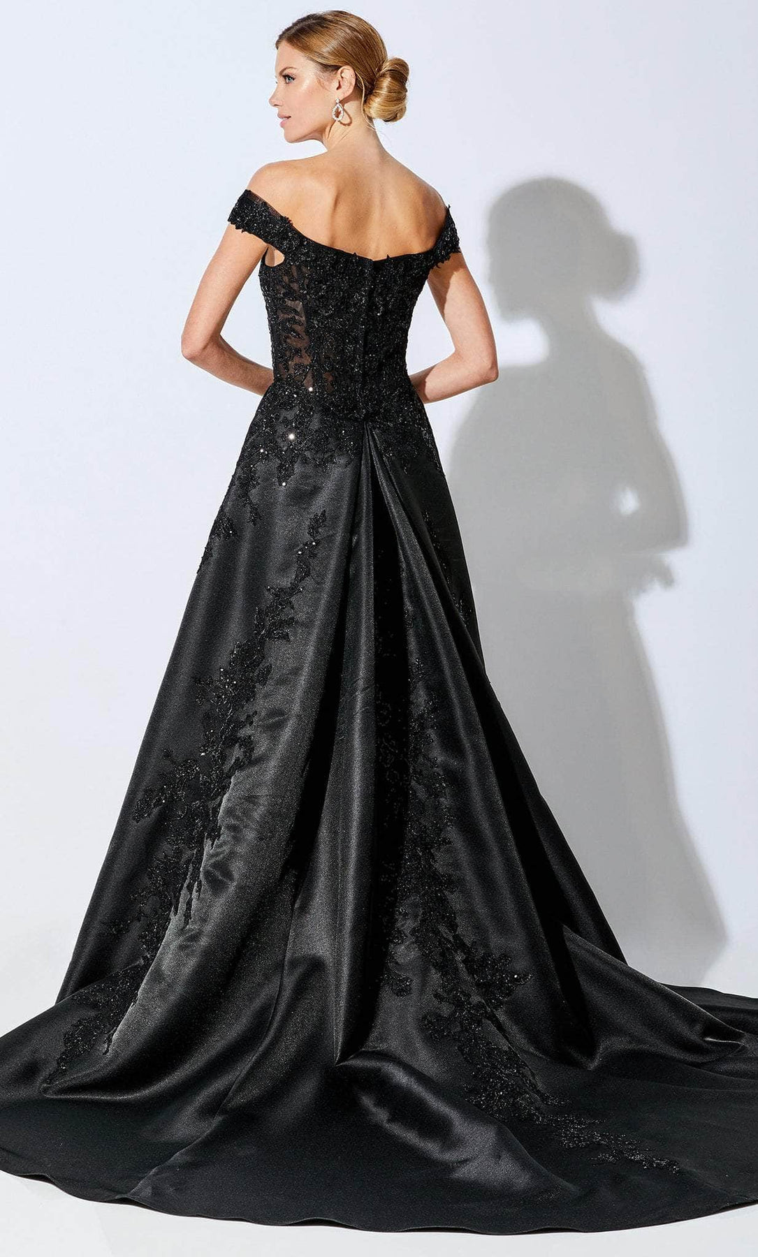 Ivonne D 221D51W - Overskirt Gown