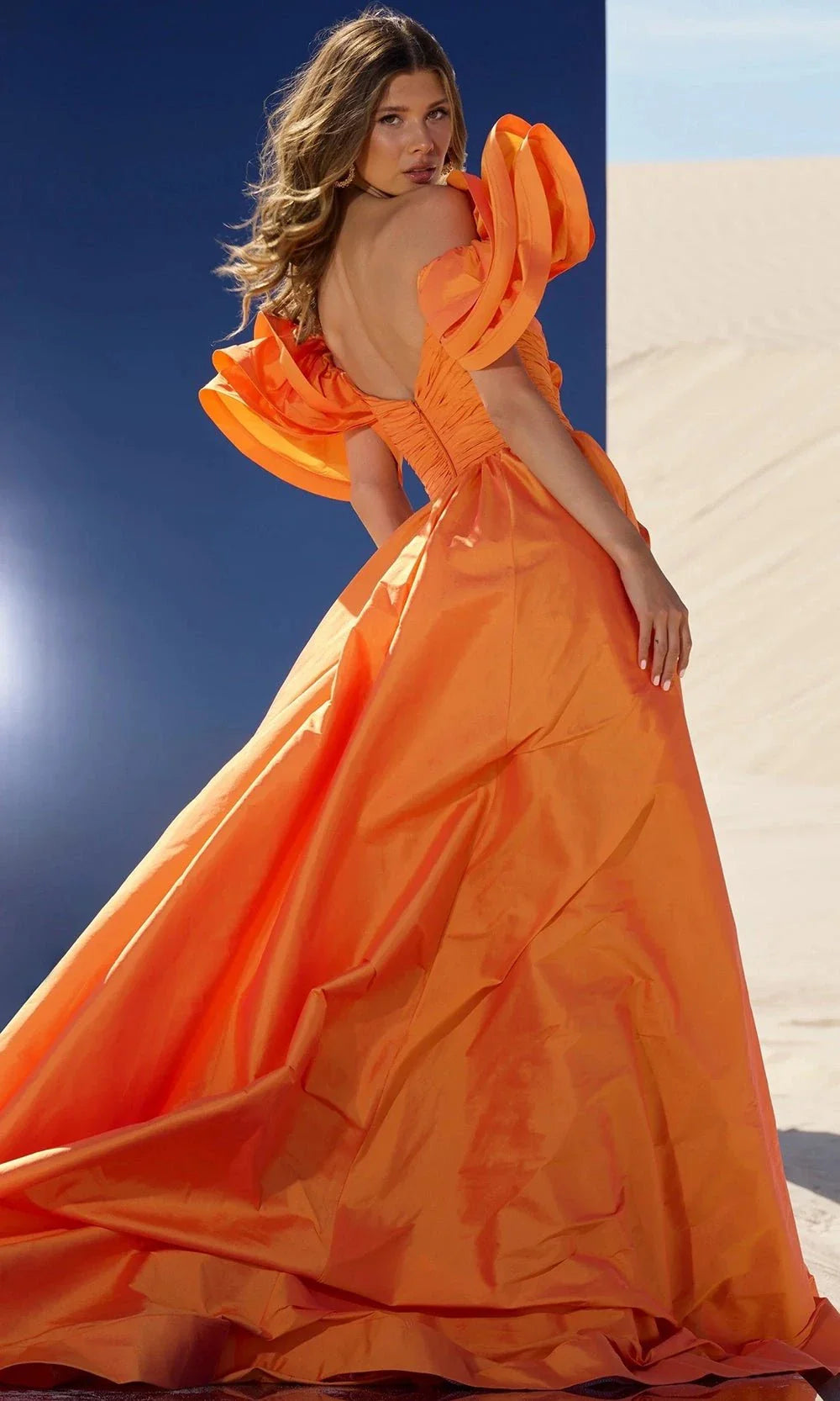 dramatic evening dresses This gown is a dramatic, couture-style evening dress elegant, slightly gothic, and very statement-making. Where You Can Wear This Dress: Gala dinners Red carpet events Luxury weddings (