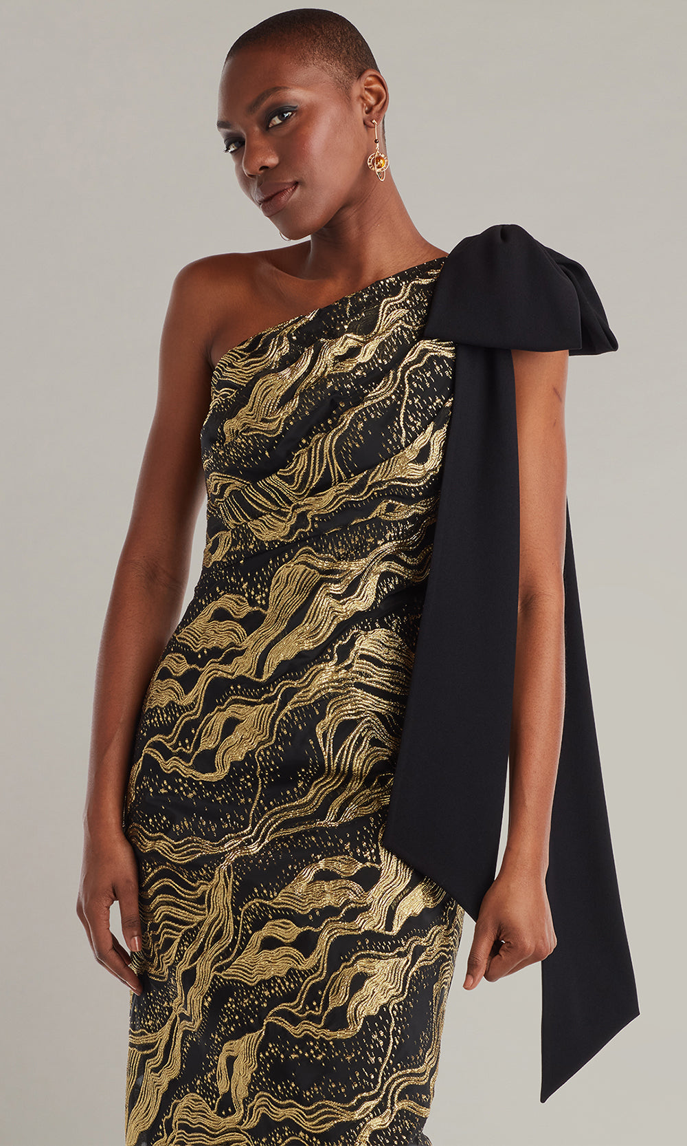 Tadashi Shoji CJB25705L - Shariza Bow-Shoulder Column Jacquard Gown Formal Gowns in Gold and Black