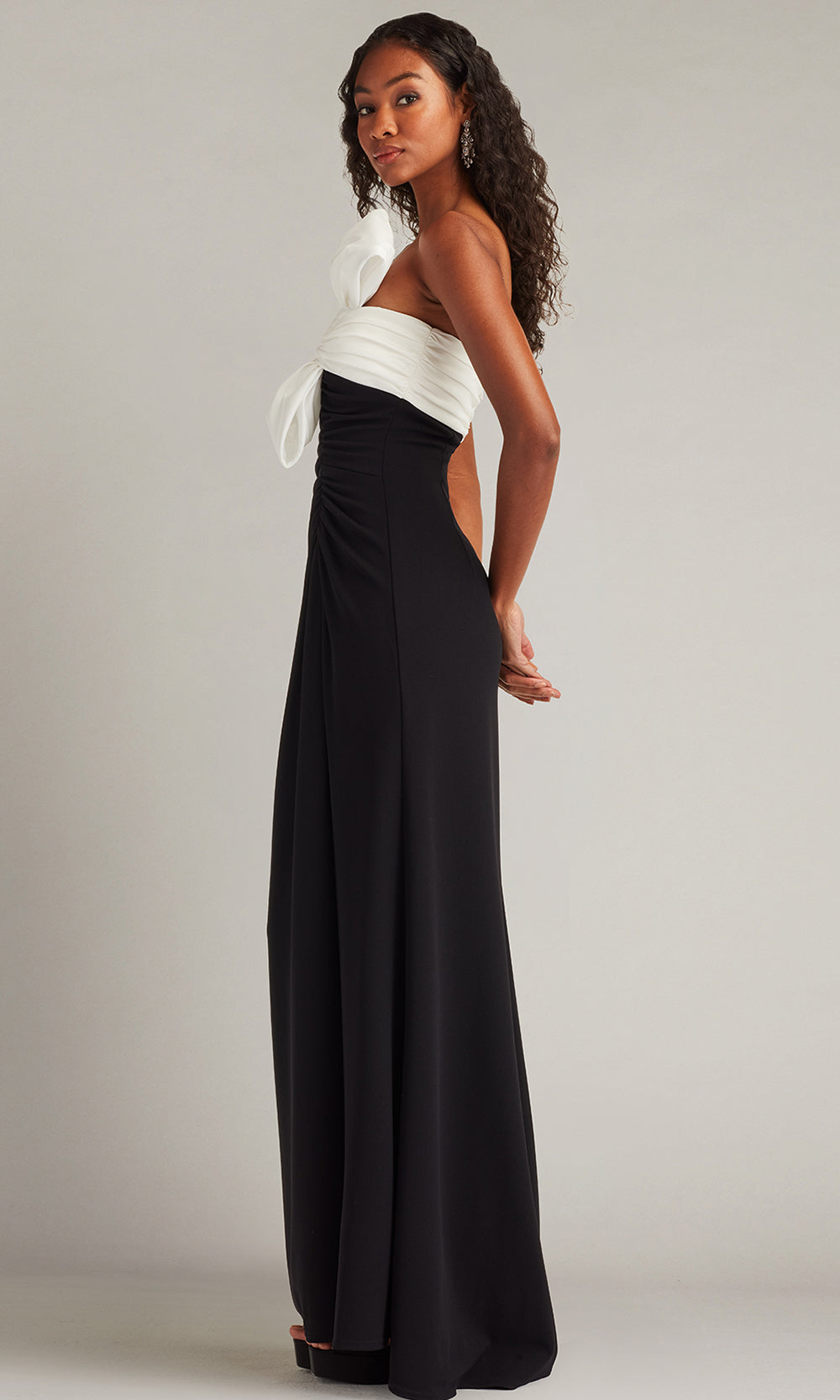 Tadashi Shoji BOS26006L - Kaliko Twist Bow Ruched Column Gown Formal Gowns in Black and White