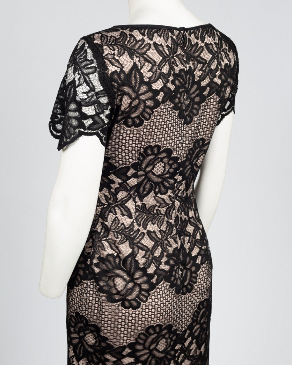 Ivanka Trump - ID8L1JBB Knee Length Short Sleeve Scalloped Lace Dress In Black