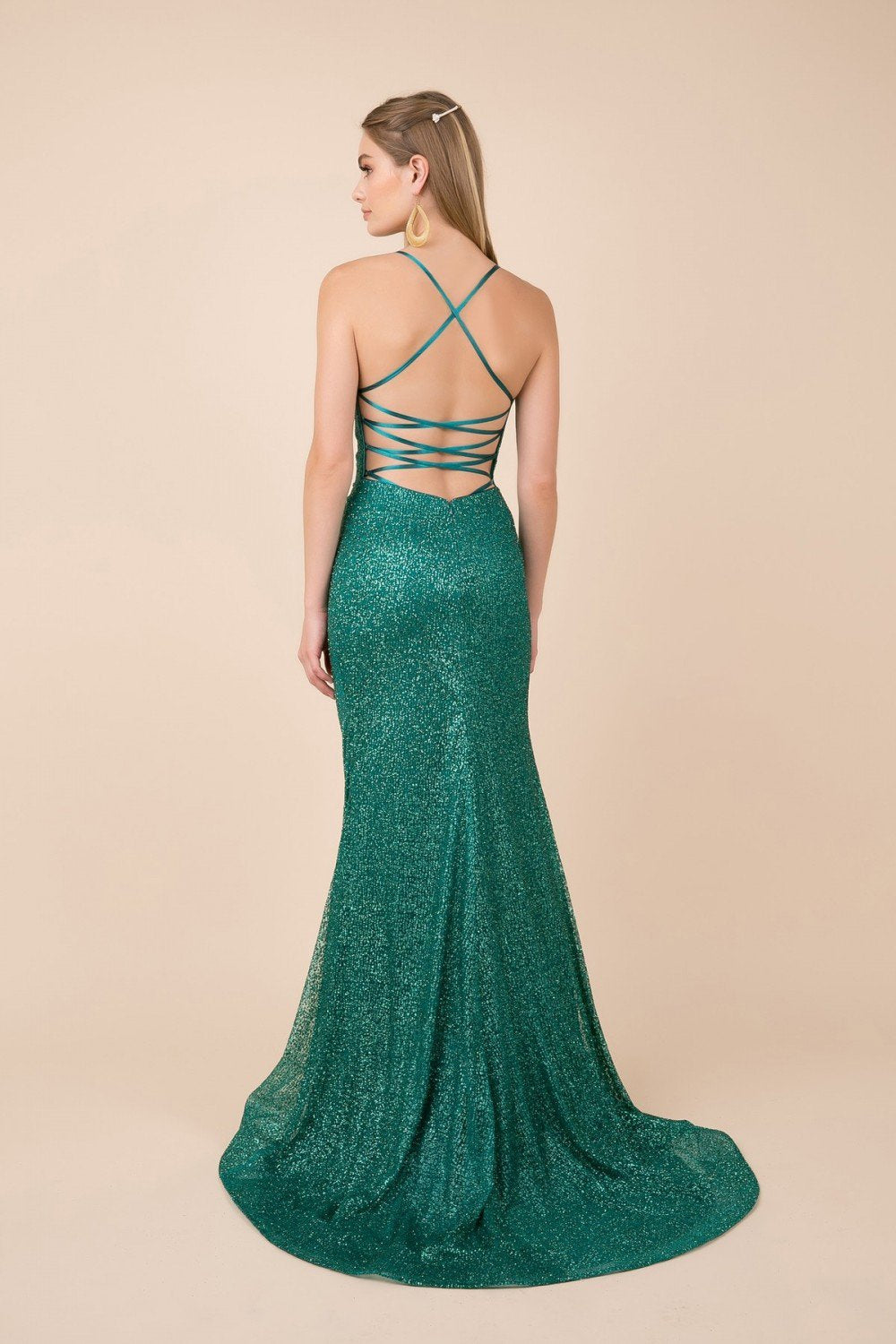 Nox Anabel - T290 Plunging V-neck Trumpet Dress With Sweep Train In Green
